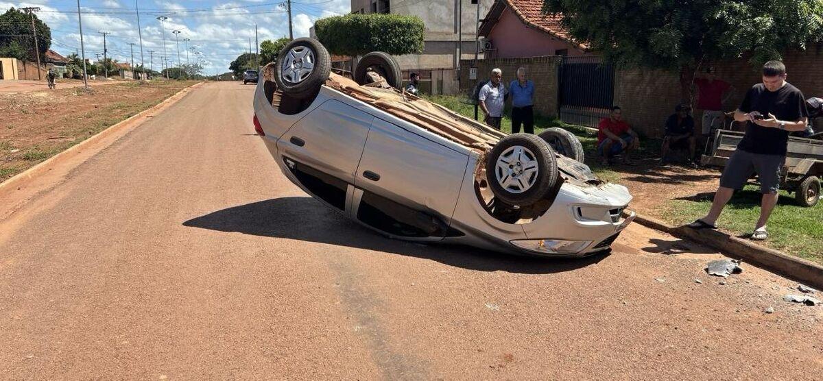 Motorista perde controle e capota veículo em Mirassol d’Oeste