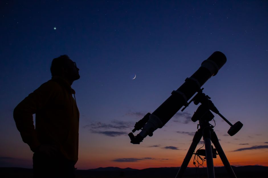 Sorriso celestial: Lua, Vênus e Saturno formam “rosto” no céu noturno