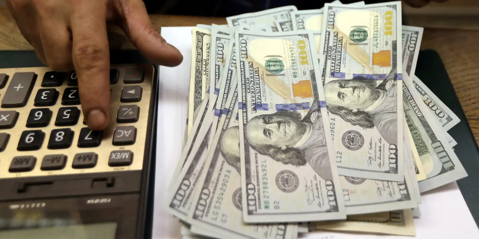Dólar sobe para R$ 5,67 após oito quedas consecutivas