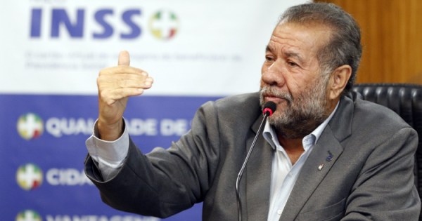 Pressionado por escândalo do INSS, Carlos Lupi deve se reunir com Lula em Brasília