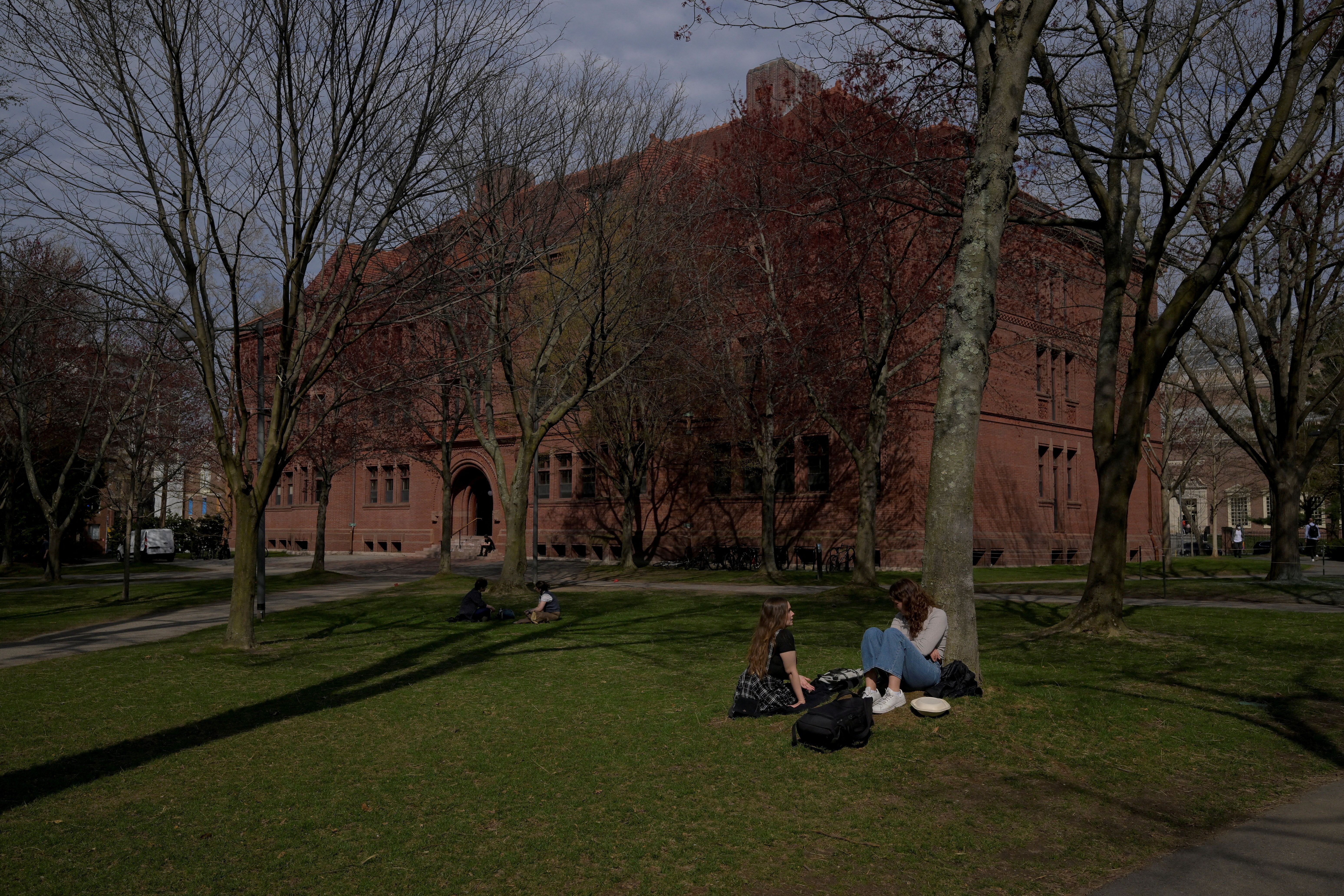 Trump diz que vai retirar status de isenção fiscal de Harvard