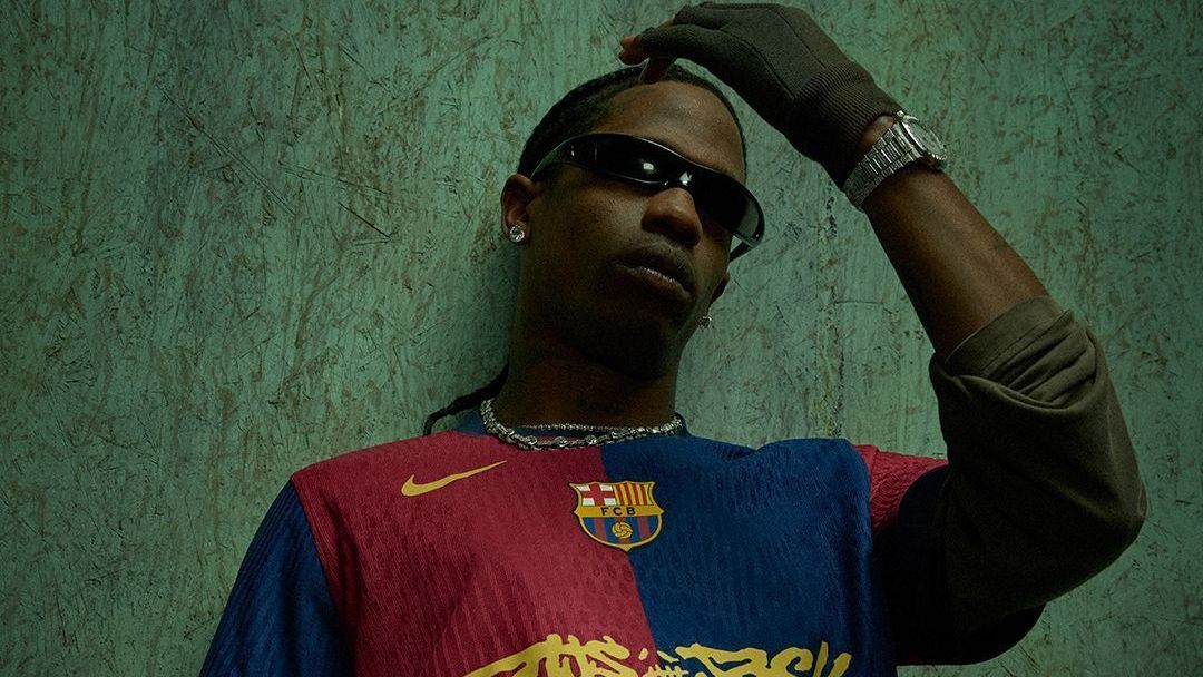 Camisa do Barcelona com Travis Scott esgota em uma hora e chega a R$ 23 mil