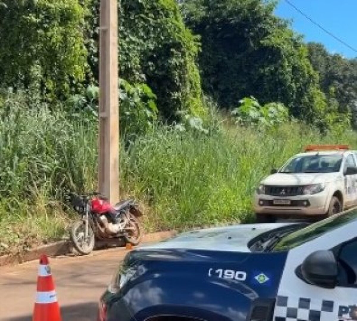 Adolescente morre ao perder controle de moto e bater em poste