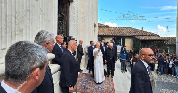 Papa Leão XIV visita túmulo de Francisco e faz primeira visita fora do Vaticano