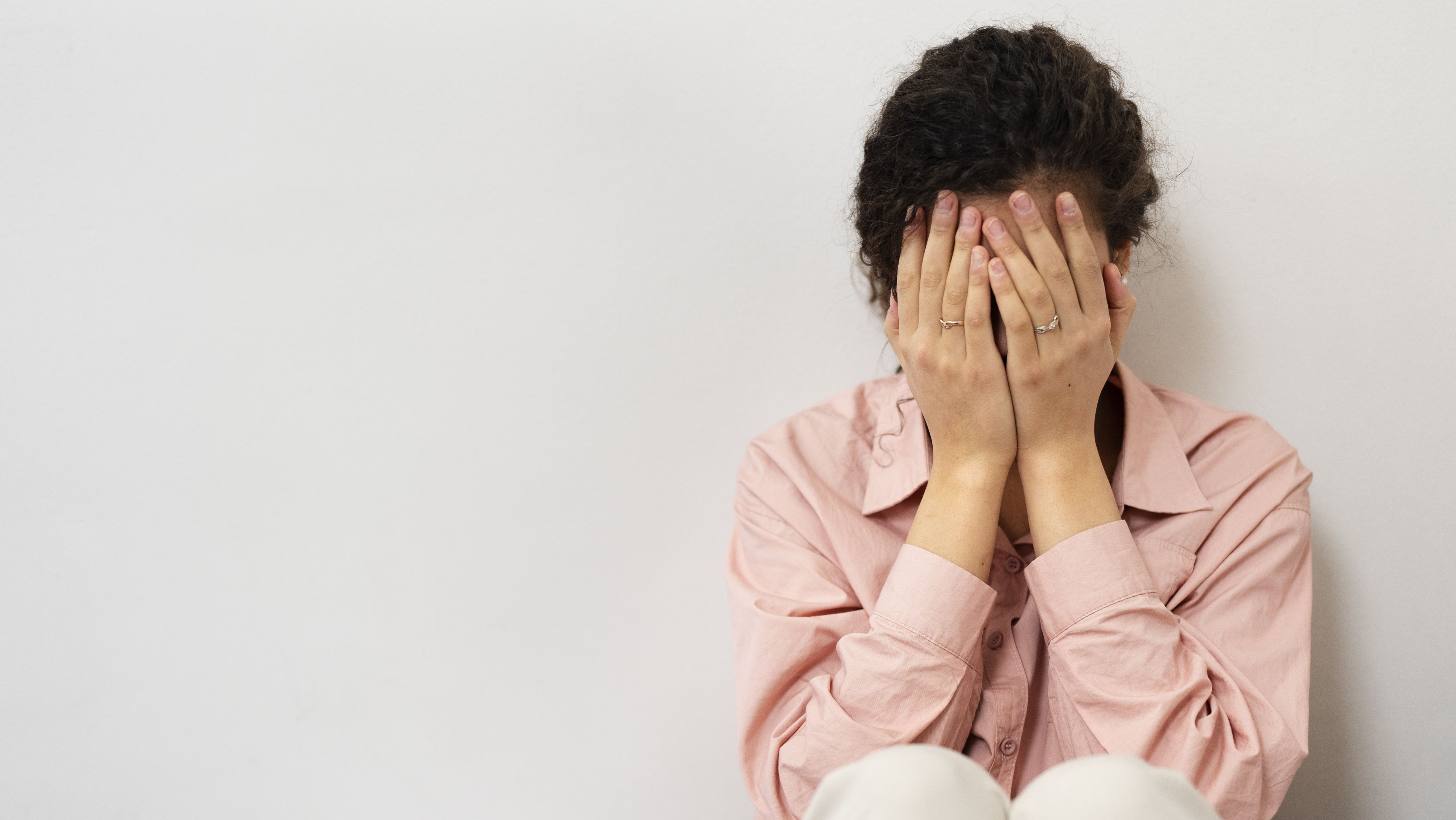 Autolesão: jovens relatam estratégias para aliviar sofrimento mental