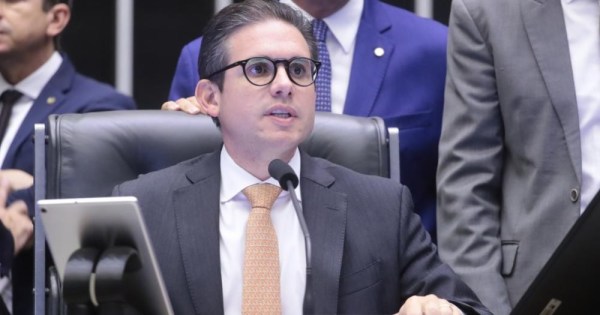Motta adota rito que agiliza votação e pode beneficiar deputados alvos de processos