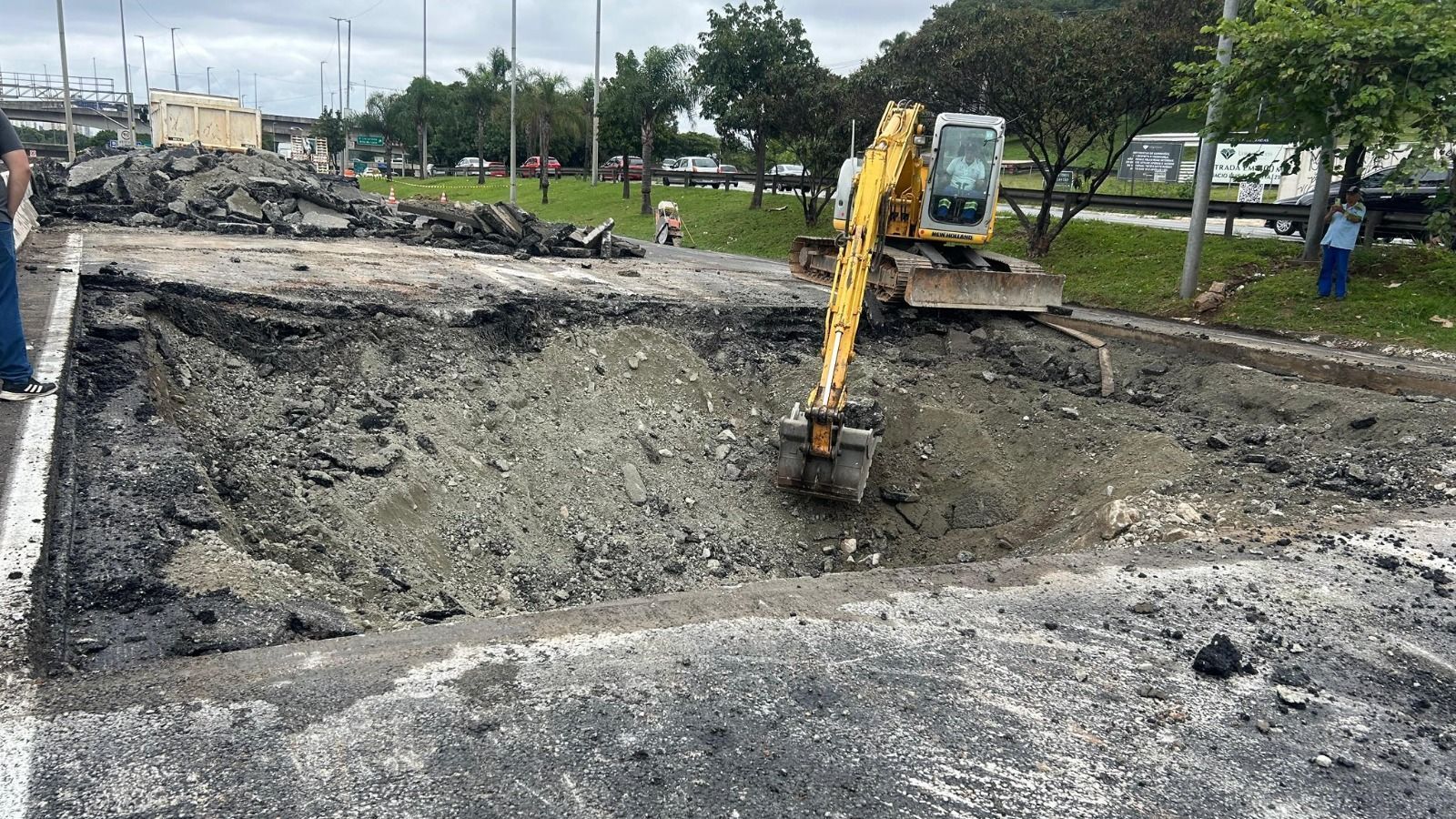 Obras em cratera que reabriu na Marginal Tietê devem durar 30 dias