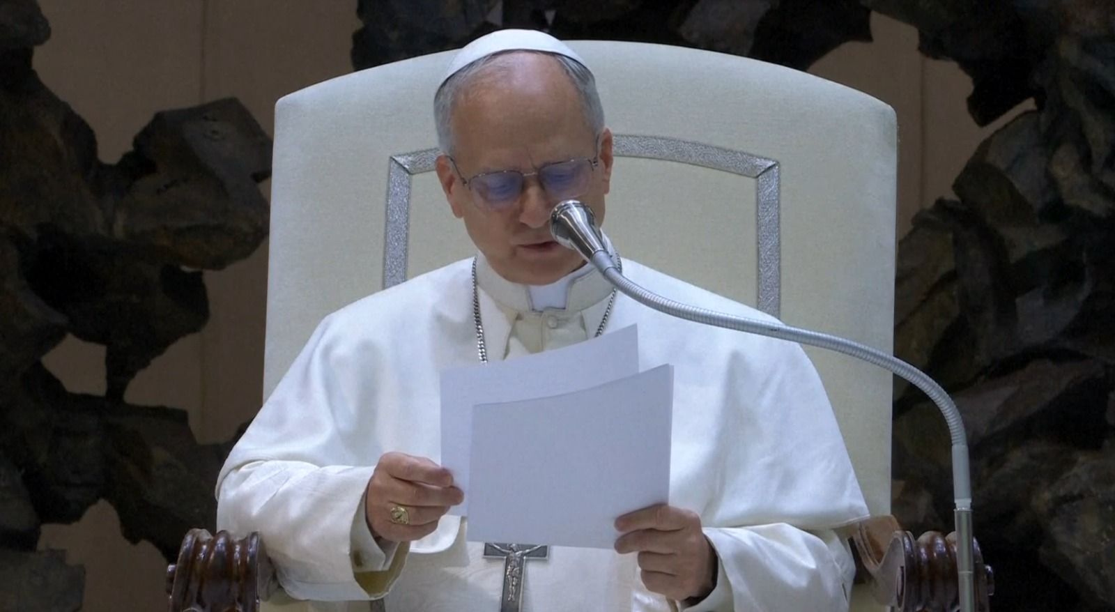Papa Leão XIV se reúne com jornalistas no Vaticano nesta segunda-feira (12)