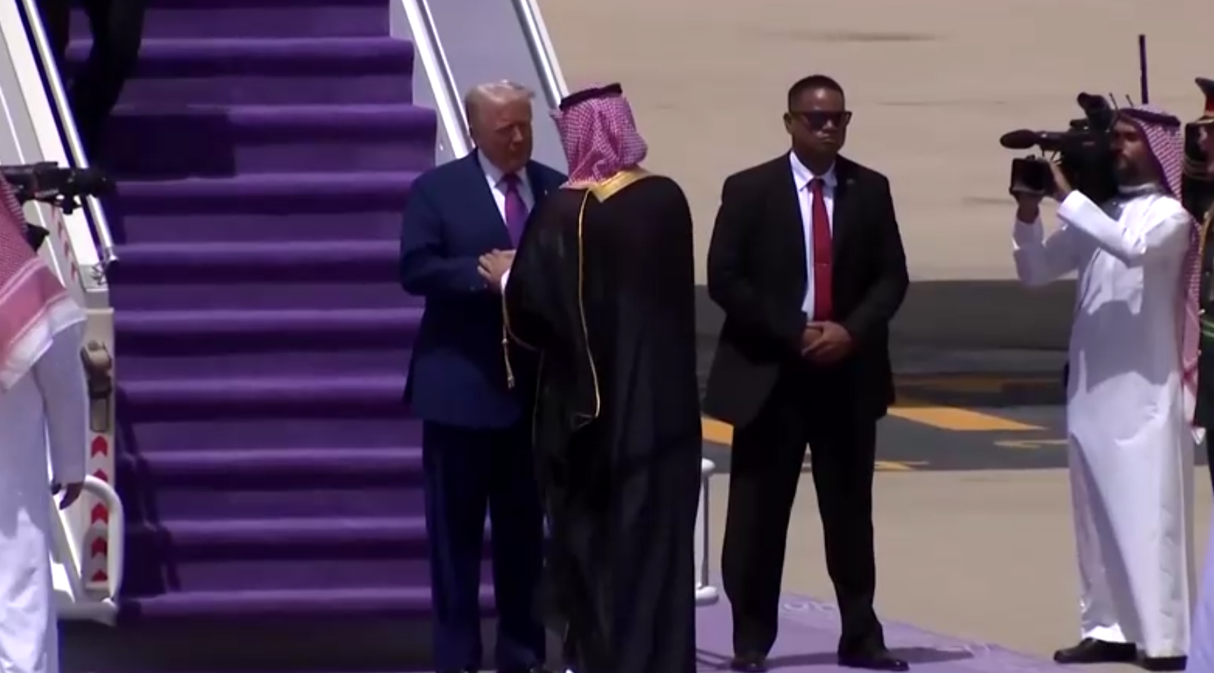 Trump chega na Arábia Saudita em primeira visita de Estado do 2° mandato