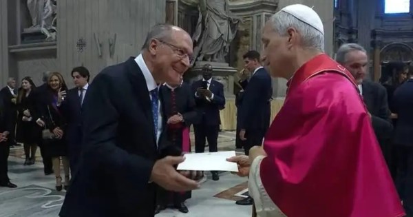 Alckmin fala 'portunhol' com Leão XIV, entrega convite da COP e se senta atrás de Zelensky em missa inaugural